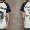 (L) T-Shirt Oficial Motörhead Raglan para Homem - “Everything is Louder with Lemmy” (Branco/Preto)