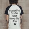 (L) T-Shirt Oficial Motörhead Raglan para Homem - “Everything is Louder with Lemmy” (Branco/Preto)
