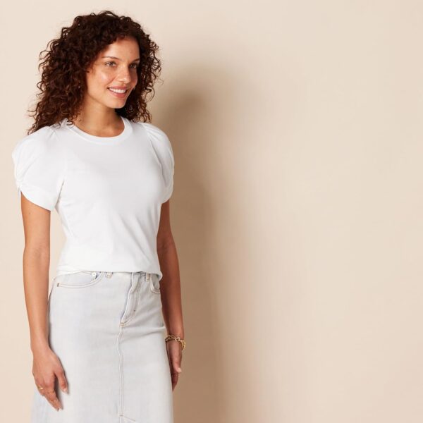 (XL) T-Shirt Regular-Fit Amazon Essentials Decote Redondo Mangas Dobradas Branco Mulher