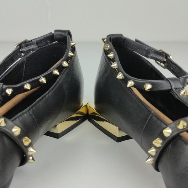 LT18X0124_12 (37) Sapatos / Sabrina GIOSEPPO Preto com tachas mulher