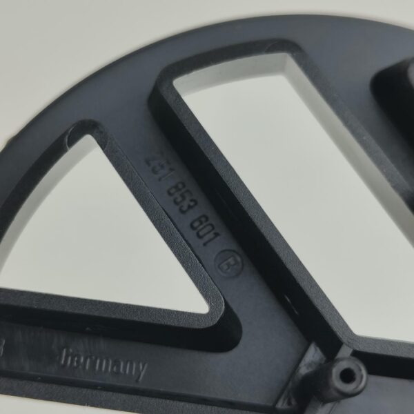 Volkswagen Emblema da porta traseira 701853601AC