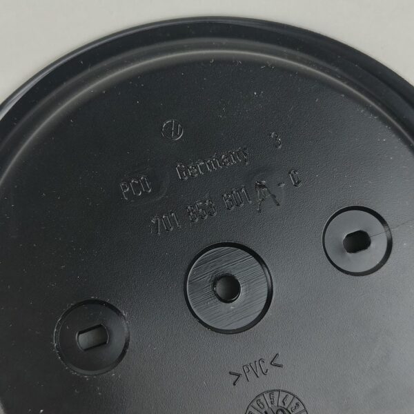 Volkswagen Emblema da porta traseira 701853601AC