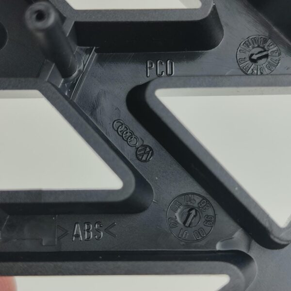 Volkswagen Emblema da porta traseira 701853601AC