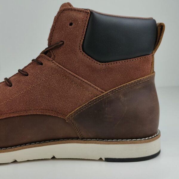 (48) Botas Levi's Modelo Jax Plus em Pele e Camurça para Homem - Castanho