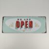 Placa decorativa Vintage em metal - "We are open" (40x15cm) para fixação em parede