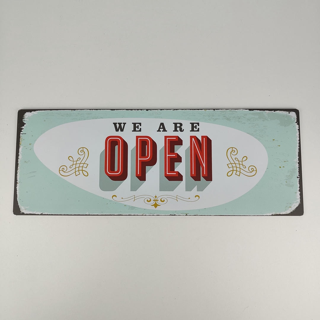 Placa decorativa Vintage em metal - "We are open" (40x15cm) para fixação em parede