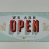 Placa decorativa Vintage em metal - "We are open" (40x15cm) para fixação em parede