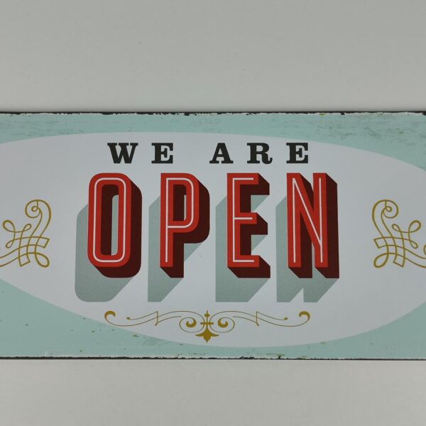 Placa decorativa Vintage em metal - "We are open" (40x15cm) para fixação em parede