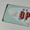 Placa decorativa Vintage em metal - "We are open" (40x15cm) para fixação em parede