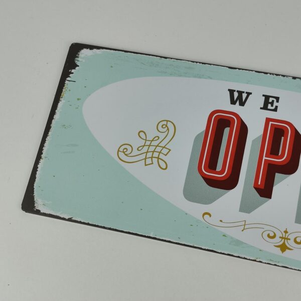 Placa decorativa Vintage em metal - "We are open" (40x15cm) para fixação em parede