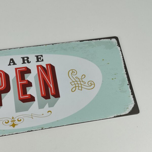 Placa decorativa Vintage em metal - "We are open" (40x15cm) para fixação em parede