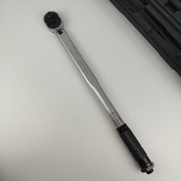 Chave Dinamométrica 1/2” Tacklife 13,6 a 203,5 Nm ±4% com Extensão e Adaptador 3/8" HTW2A