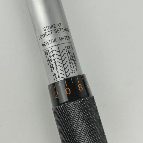 Chave Dinamométrica 1/2” Tacklife 13,6 a 203,5 Nm ±4% com Extensão e Adaptador 3/8" HTW2A