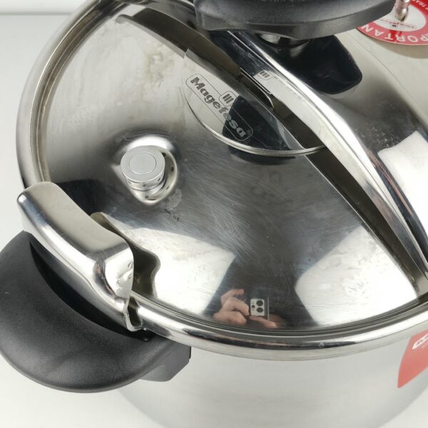 oplus_32 Panela de Pressão Tradicional 8 L Magefesa Star Bombeada apta para Indução Aço Inoxidável 18/10