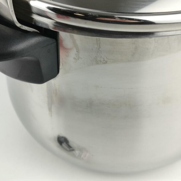 oplus_32 Panela de Pressão Tradicional 8 L Magefesa Star Bombeada apta para Indução Aço Inoxidável 18/10