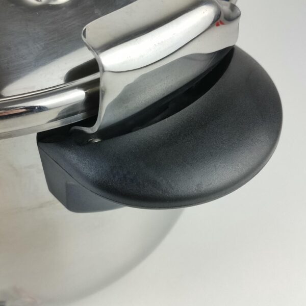 oplus_32 Panela de Pressão Tradicional 8 L Magefesa Star Bombeada apta para Indução Aço Inoxidável 18/10