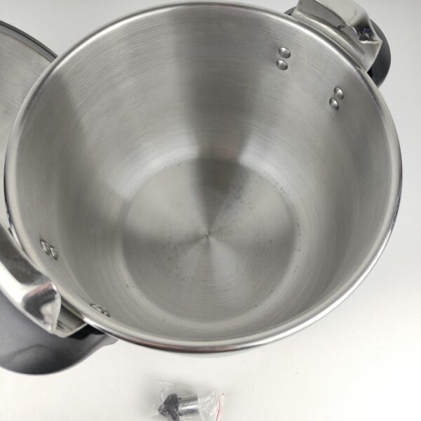 oplus_32 Panela de Pressão Tradicional 8 L Magefesa Star Bombeada apta para Indução Aço Inoxidável 18/10