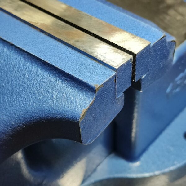 oplus_32 Torno de Bancada Profissional Bahco 150 mm e Mordentes Intercambiáveis - Modelo 607201500