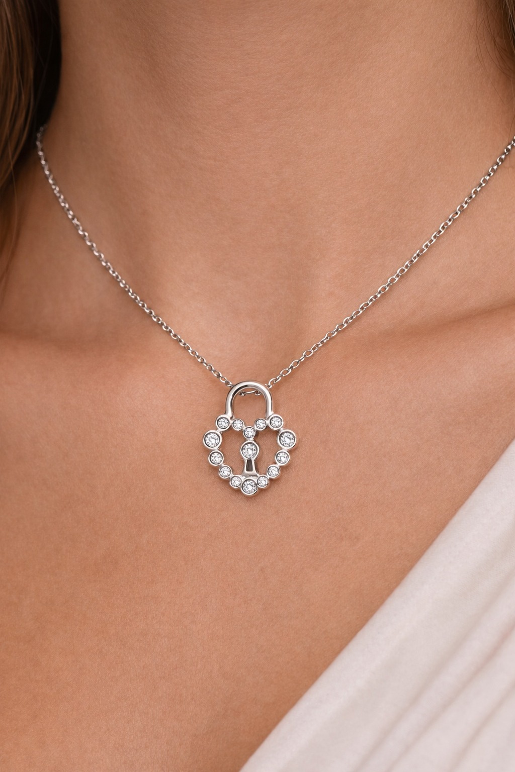 Colar com Pendente Cadeado em Prata com Zircónias Brilhantes – Elegante e Delicado