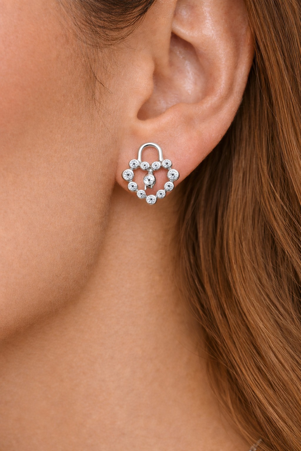 Brincos com Design Cadeado e Zircónias – Elegantes e Brilhantes