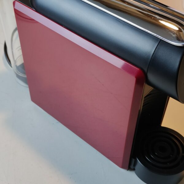 Cafeteira Delta Q Mini Qool para Cápsulas Compacta Versátil Minimalista Cor Vermelha