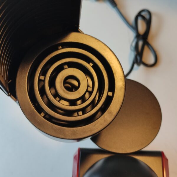 Cafeteira Delta Q Mini Qool para Cápsulas Compacta Versátil Minimalista Cor Vermelha