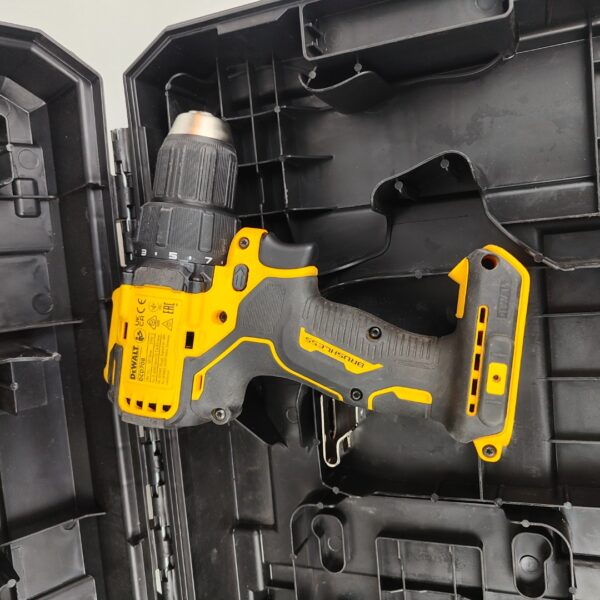 Berbequim Aparafusador Compacto DEWALT XR 18 V Li-Ion 2Ah Sem Escovas com LED DCD708D2T-QW (LER DESCRIÇÃO)