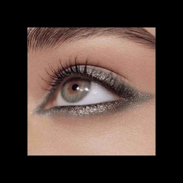 Lápis de Olhos Victoria Beckham Satin Kajal Liner Longa Duração Sea Grey com Afiador - Cinzento