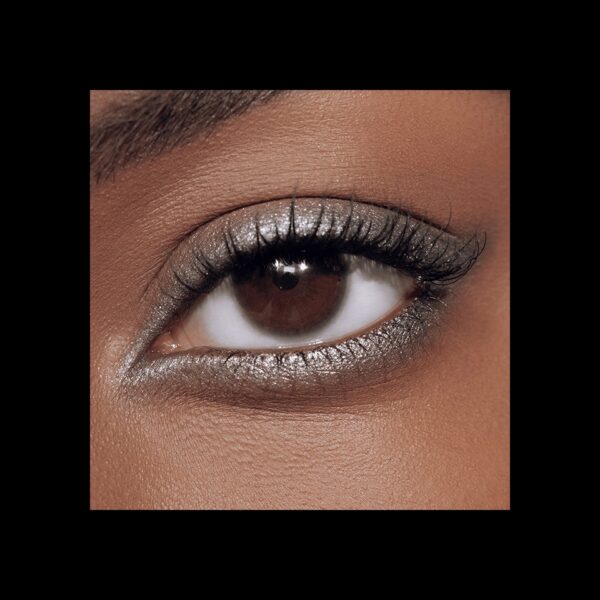 Lápis de Olhos Victoria Beckham Satin Kajal Liner Longa Duração Sea Grey com Afiador - Cinzento