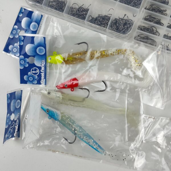 Lote Completo de Artigos de Pesca - Amostras, Anzóis, Vinis e Acessórios