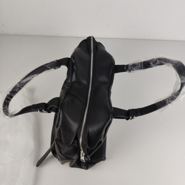 F126X3105_1780493136578_2 Mala Premium Preta em Pele Granulada Estilo Casa Britânica de Moda Alternativa