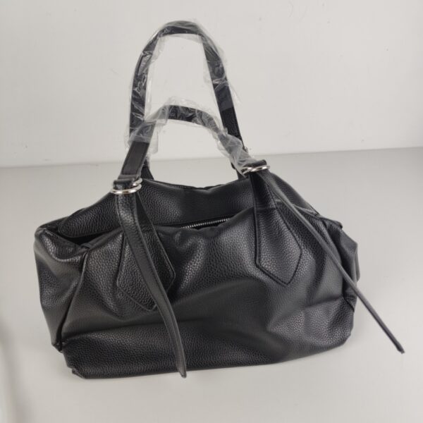 F126X3105_1780493136578_5 Mala Premium Preta em Pele Granulada Estilo Casa Britânica de Moda Alternativa