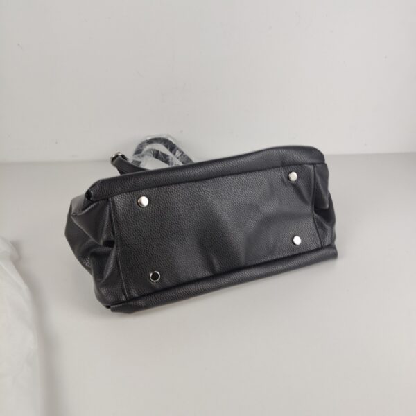 F126X3105_1780493136578_6 Mala Premium Preta em Pele Granulada Estilo Casa Britânica de Moda Alternativa