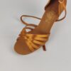 (39) Sapato Feminino em Cetim Dourado com Salto Elegante