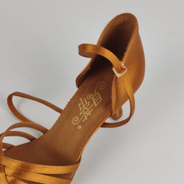 (39) Sapato Feminino em Cetim Dourado com Salto Elegante