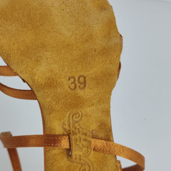 (39) Sapato Feminino em Cetim Dourado com Salto Elegante