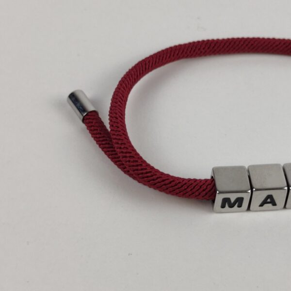 (2 Uni.) Pulseira Ajustável Bordô com Letras Metálicas "MAMA" e Acabamento Premium