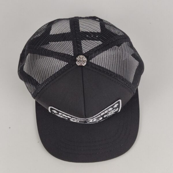 Boné Trucker Premium Preto Estilo Rock de Luxo com Bordado Gótico Contrastante