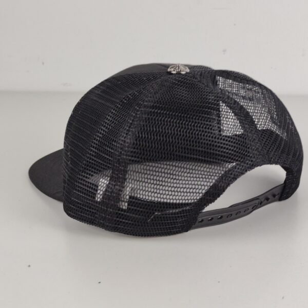 Boné Trucker Premium Preto Estilo Rock de Luxo com Bordado Gótico Contrastante