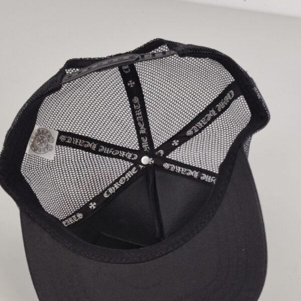 Boné Trucker Premium Preto Estilo Rock de Luxo com Bordado Gótico Contrastante