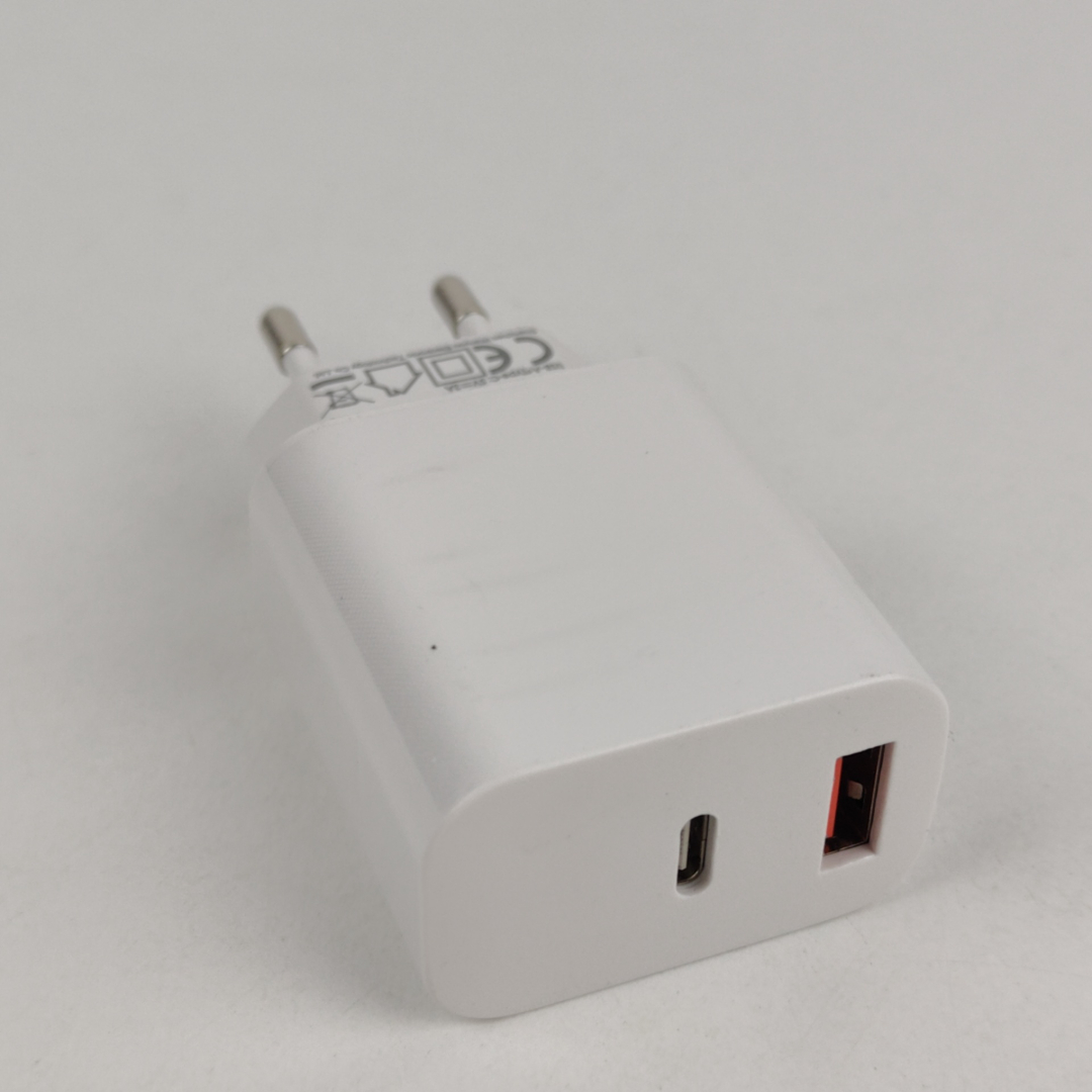 Carregador de Tomada USB-C e USB-A 30W