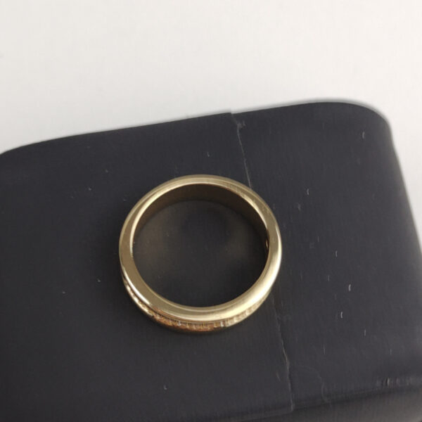 Anel Dourado Com Pedras Tamanho 9