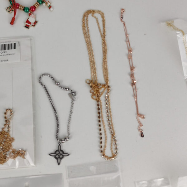 Lote de Bijuteria Com Pulseiras Brincos e Colares