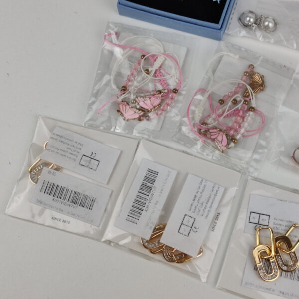 Lote de Bijuteria Com Pulseiras Brincos e Colares