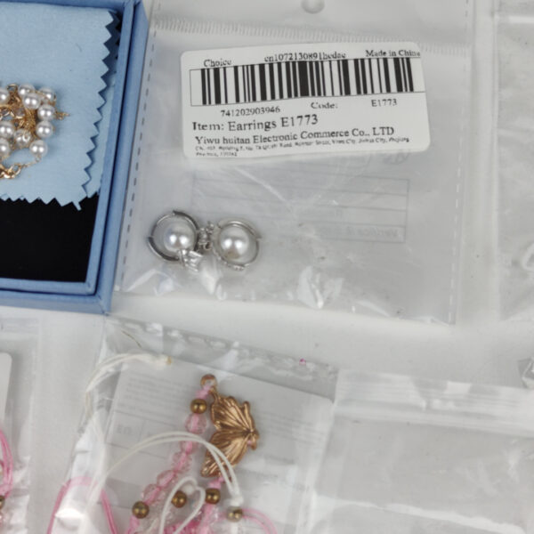 Lote de Bijuteria Com Pulseiras Brincos e Colares